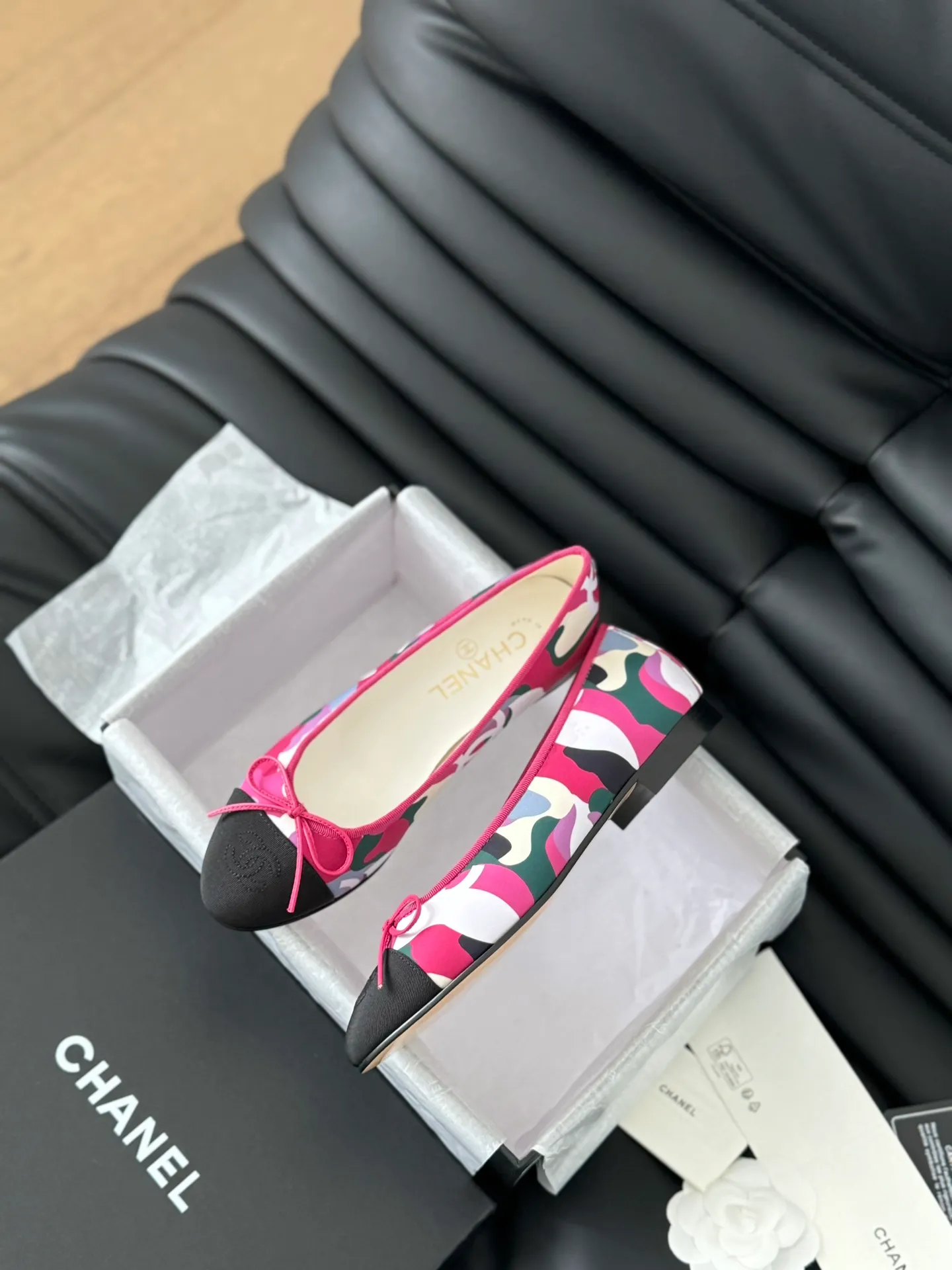 👟👟Ex-factory price 480👟👟 Purchasing-grade Chanel new color ballet shoes, original 1:1 replica, a classic among classics, perfect whether paired with trousers or skirts. The small round toe design is very good at modifying the foot shape, a must-have for little fairies! Heel height: 2.5cm Size: 35-41 (40/41/42/43 customized, non-refundable)
